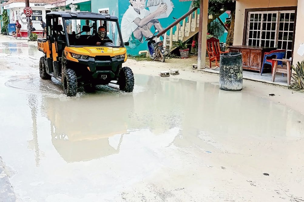 Se han registrado “corrientes de orina” cerca del embarcadero, sitio de llegada y salida de turistas a la isla, denuncia el alcalde de Lázaro Cárdenas (ADRIANA VARILLAS. EL UNIVERSAL)