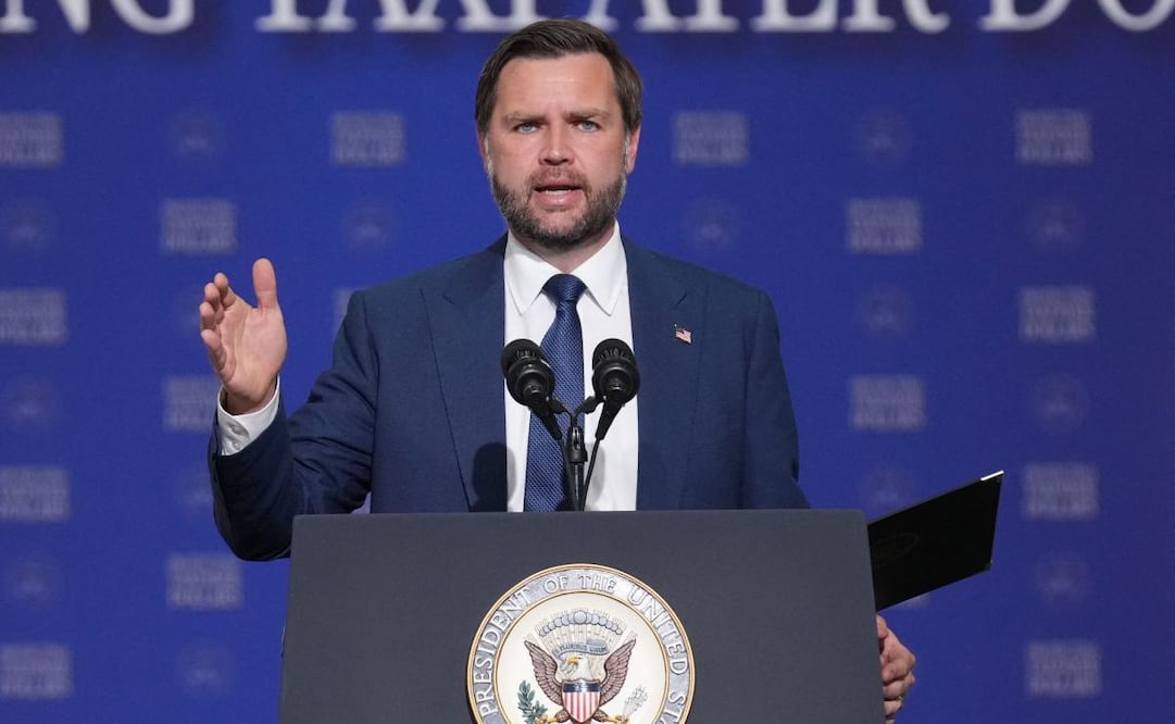 El vicepresidente de EU, JD Vance, llega y pronuncia un discurso sobre la labor de la administración para combatir el fraude en el Aeropuerto Internacional Milwaukee Mitchell, en Milwaukee, Wisconsin, el 8 de julio de 2026. Foto: AFP