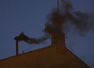 Humo negro, tras la primera votación para elegir al nuevo Papa; no hay decisión
