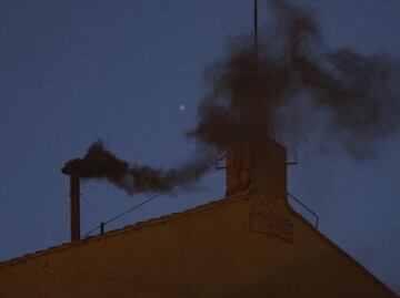 Humo negro, tras la primera votación para elegir al nuevo Papa; no hay decisión