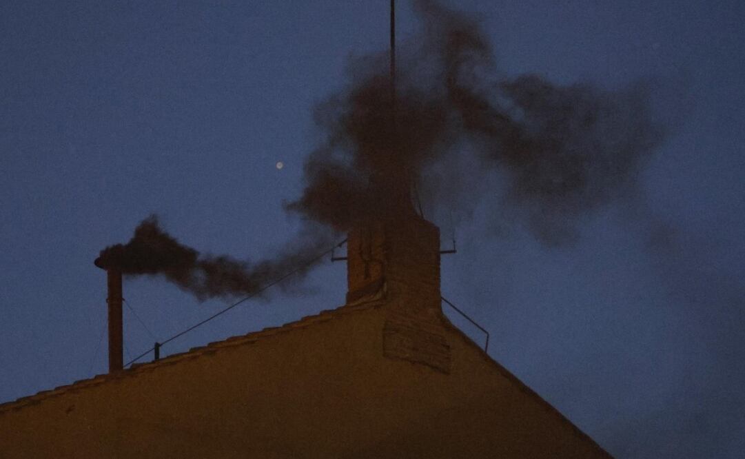 Humo negro sale de la chimenea del tejado de la Capilla Sixtina el primer día del cónclave para elegir al nuevo papa en la Ciudad del Vaticano, el 7 de mayo de 2025. Foto: EFE