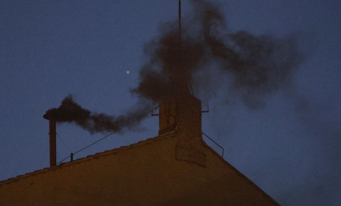 Humo negro sale de la chimenea del tejado de la Capilla Sixtina el primer día del cónclave para elegir al nuevo papa en la Ciudad del Vaticano, el 7 de mayo de 2025. Foto: EFE
