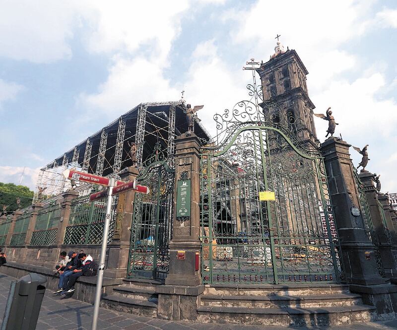 En los accesos de la Catedral de Nuestra Señora de la Inmaculada Concepción, joya de la corona poblana, se colocaron los sellos de clausura. FOTOS: OMAR CONTRERAS. EL UNIVERSAL
