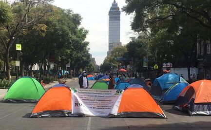 Trabajadores de telebachillerato se manifiestan en Avenida Juárez contra cierre de planteles