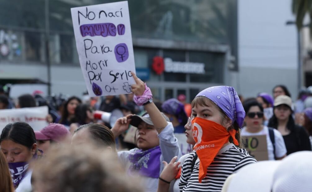 Avanzan contingentes durante la marcha del 25N en la CDMX con motivo del Día Internacional de la Erradicación de la Violencia contra las Mujeres (25/11/2025). Foto: Fernanda Rojas / EL UNIVERSAL