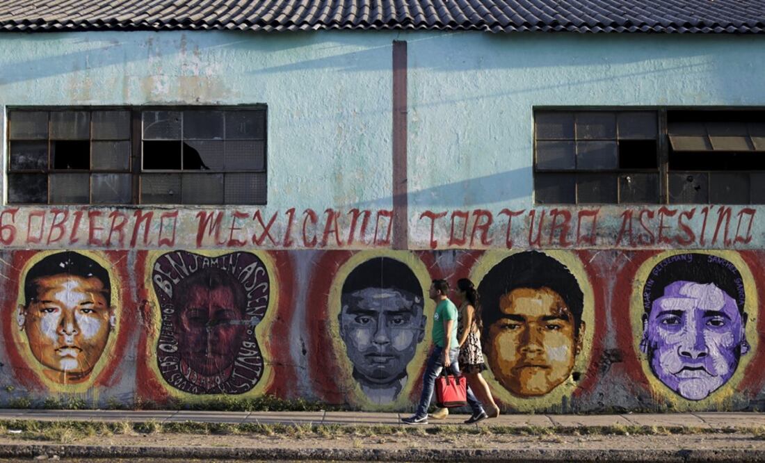 People walk near painting " Ayotzinapa" in honor of 43 mexican missing students in Ayotzinapa, Mexico, for the 12th Havana Biennial, Havana - Photo: Enrique de la Osa/REUTERS
