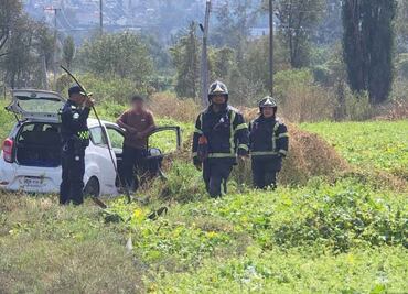 Automovilista cae en canal de alcaldía Tláhuac; es auxiliado por bomberos y policías de la CDMX