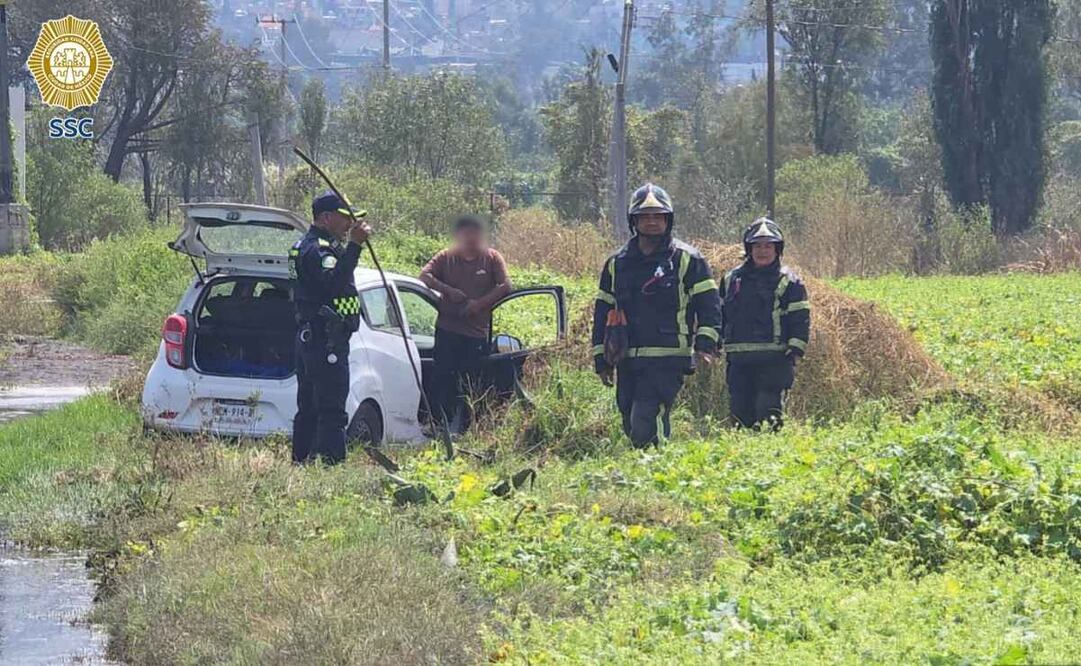 Automovilista cae en canal en Tláhuac
Foto: Especial.