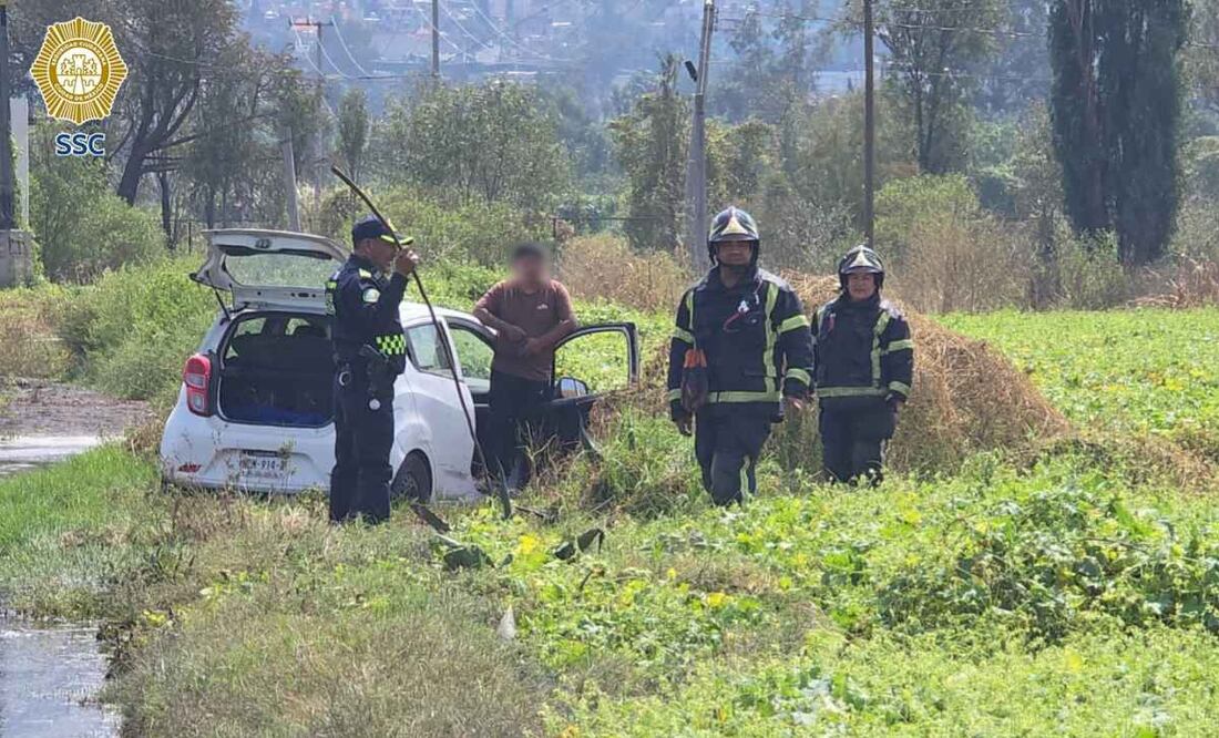Automovilista cae en canal en Tláhuac
Foto: Especial.
