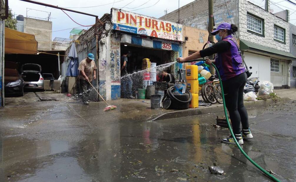 Atiende Evelyn Parra a personas afectadas por lluvias en Venustiano Carranza (11/08/2025). Foto: Especial