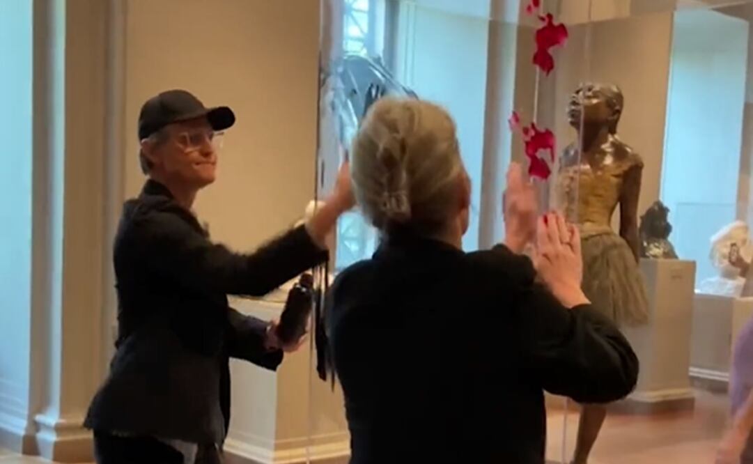 Activistas protestan frente al cambio climático y dañan escultura de Edgar Degas. Foto: Captura vía
The Washington Post, Twitter.