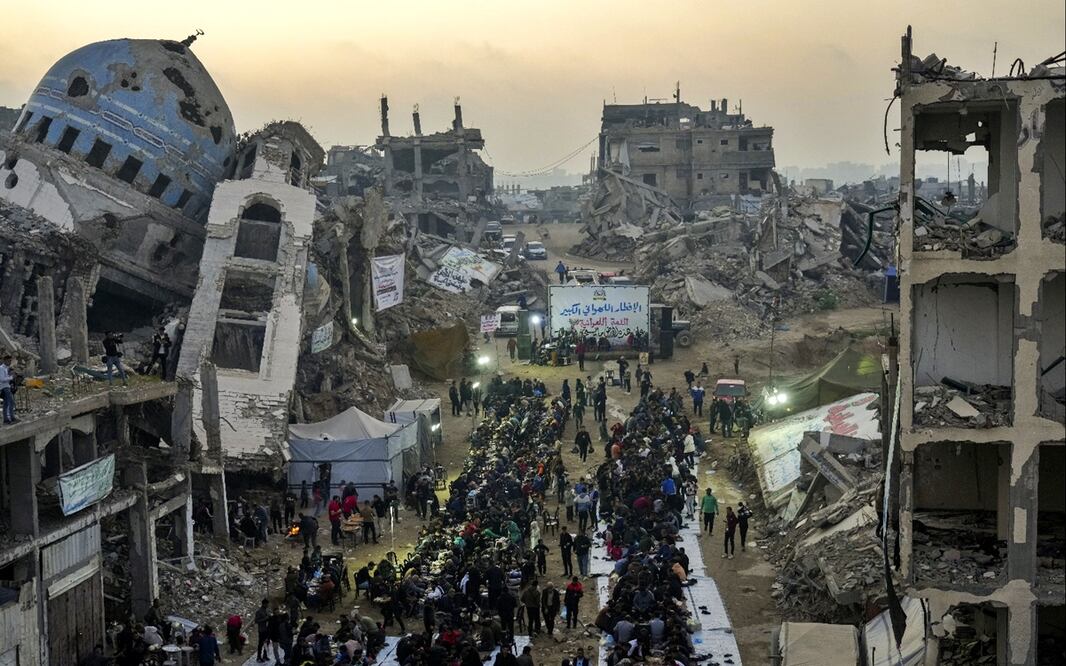 Rodeados de casas y edificios destruidos, palestinos se reúnen para el iftar, la comida que rompe el ayuno durante el Ramadán, al norte de la Franja de Gaza. Foto: AP