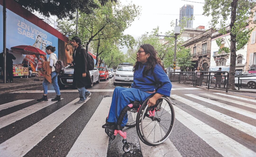 Jen Mulini, una mujer indígena, dice que la Ciudad de México no está pensada para personas con discapacidad y con la lluvia se vuelve más riesgosa. Foto: de GABRIEL PANO. EL UNIVERSAL
