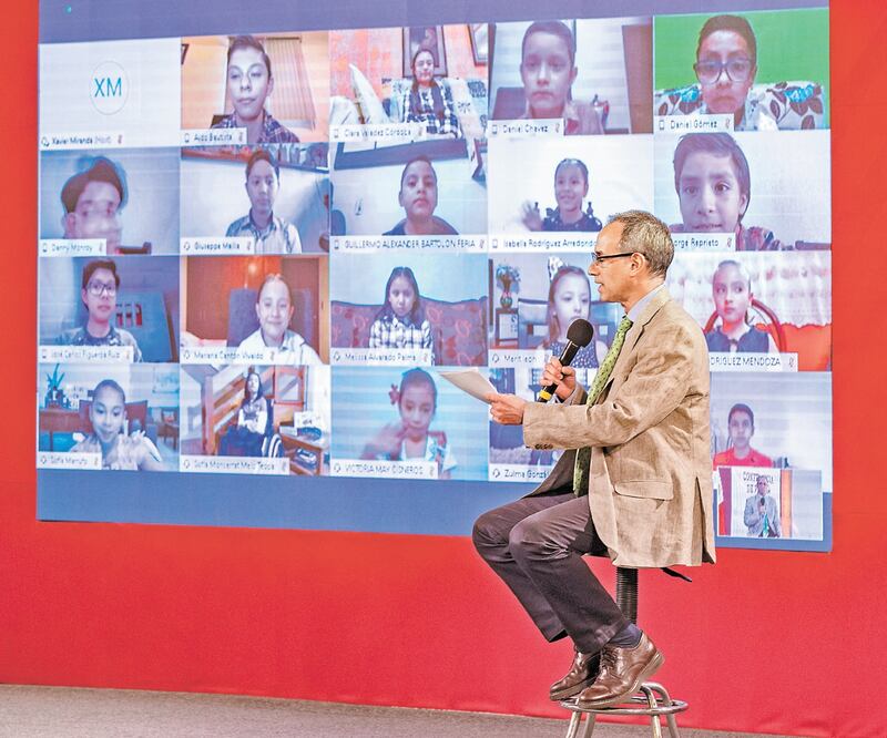 El subsecretario de Salud, Hugo López-Gatell Ramírez, llevó a cabo una dinámica en la que contestó, preguntas de menores de todo el país. Foto: SERGIO TAPIA. EL UNIVERSAL