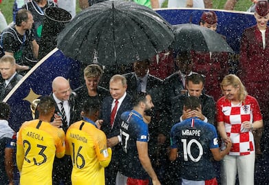 Putin se cubrió con paraguas; Macron, Grabar e Infantino se mojaron