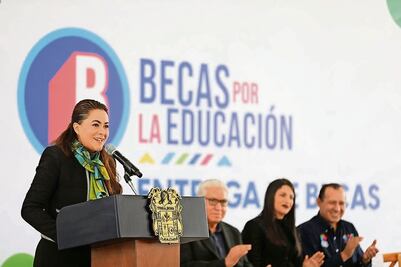 Dan 31 mdp en becas a estudiantes con promedios más sobresalientes