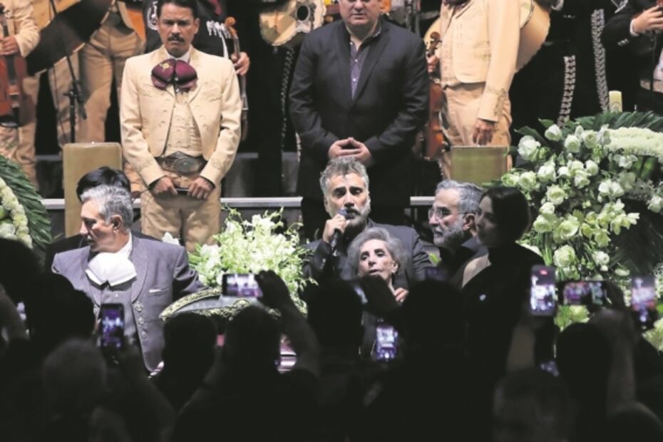 Mariachis, algarabía y silencio para Chente