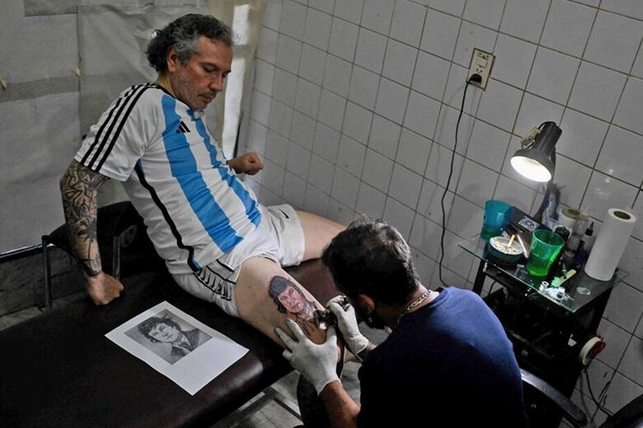 Pablo Vega, de 48 años, se tatuó a Milei en la pierna. LUIS ROBAYO. AFP