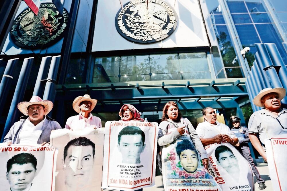 Los padres de los normalistas siguen con su plantón indefinido frente a la PGR. (ARCHIVO. EL UNIVERSAL)
