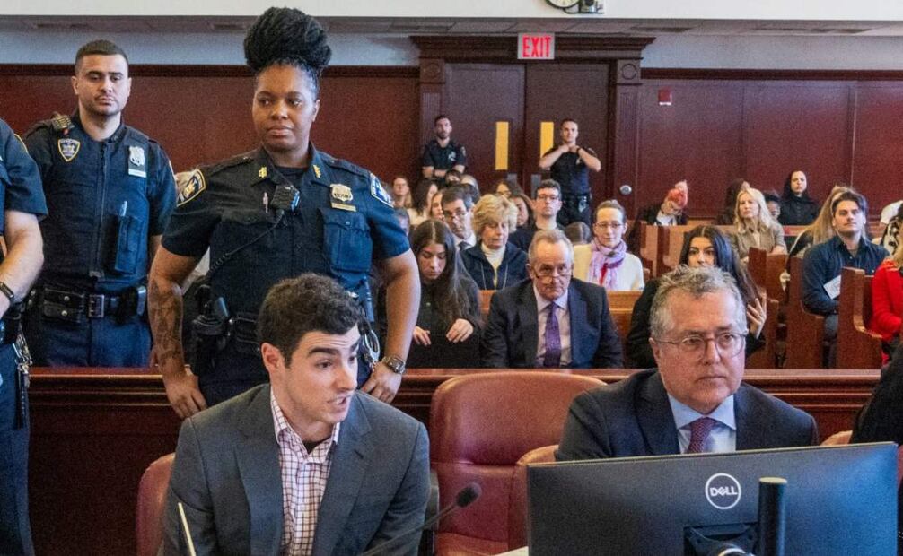 Luigi Mangione llega a su audiencia en Nueva York sin el uniforme penitenciario. (01/12/25) Foto: AFP