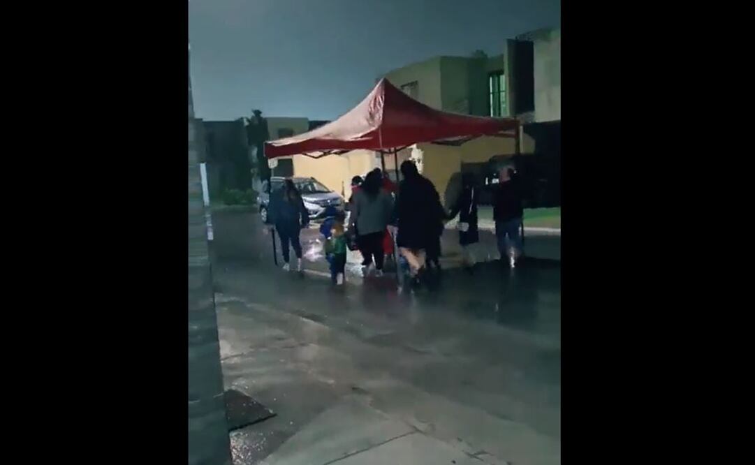 Video: ¡Sí se pudo! Mamás se las ingenian para que niños pidan calaveria, pese a lluvia