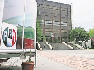 Morena presenta iniciativa para prohibir que PRI use el verde, blanco y rojo de la bandera