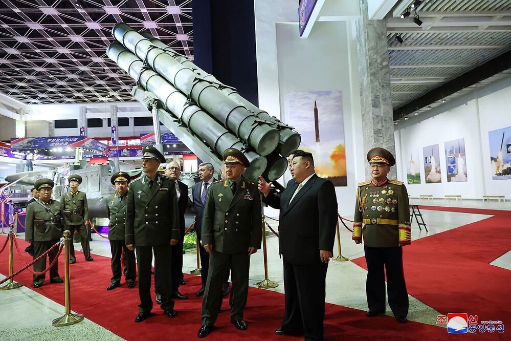 El líder norcoreano Kim Jong-un, y el ministro de Defensa ruso Sergei Shoigu, visitan una exposición de armas en Pyongyang, Corea del Norte, el 26 de julio de 2023. AP