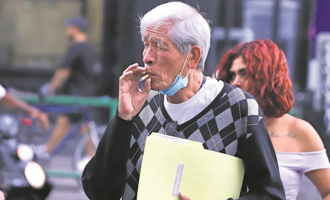 El proyecto también plantea prohibir consumo de tabaco en parques y centros de espectáculos Foto: BERENICE FREGOSO/ EL UNIVERSAL