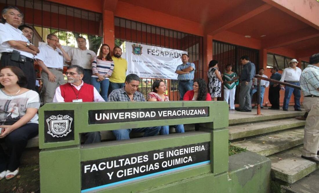 Los académicos colocaron mantas en los principales accesos a la universidad (Foto: Edgar Ávila Pérez)