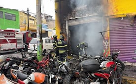 Bomberos controlan incendio en taller de motos en Iztapalapa; fuego daña 15 motocicletas