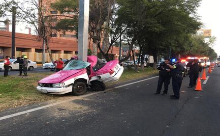 Taxi queda partido a la mitad al chocar contra un poste; muere el conductor