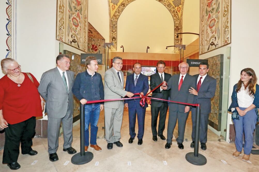 El presidente de la CNDH, Luis Raúl Gónzalez (cuarto de izq. a der.), flanqueado por el secretario de Gobernación (der.), Alfonso Navarrete, y el gobernador de Chiapas, Manuel Velasco (izq.), en el Museo de las Constituciones (BERENICE FREGOSO)