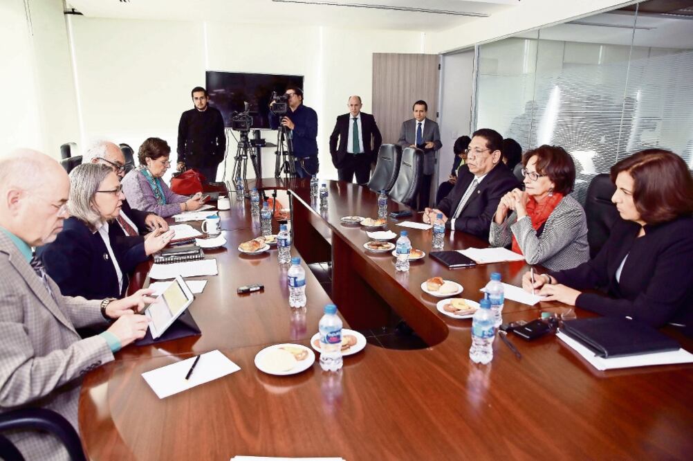 Elementos del Sindicato Nacional de Trabajadores de la Educación y del Instituto Nacional para la Evaluación de la Educación, en la reunión de ayer (ESPECIAL)