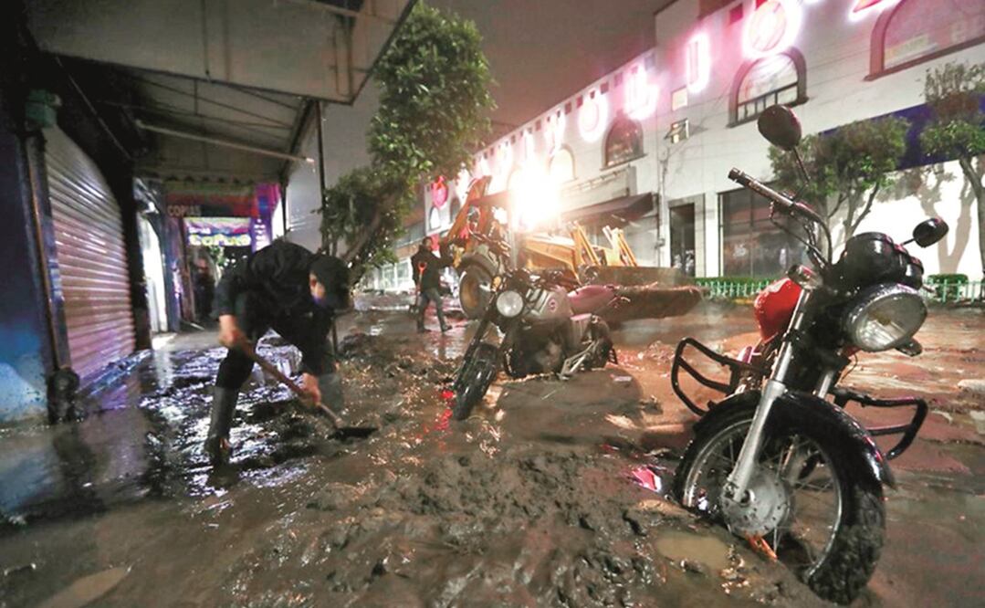Tras la tormenta, vecinos y comerciantes iniciaron con la limpieza y el retiro de toneladas de lodo. Foto: VALENTE ROSAS. EL UNIVERSAL