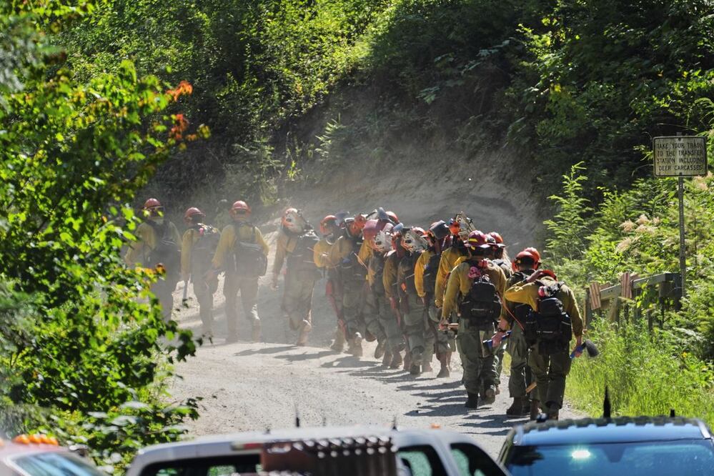 Un grupo de bomberos se presentan al lugar en donde el día anterior un hombre armado emboscó y mató a varios bomberos que respondían a un incendio forestal en la montaña Canfield, en Coeur D'Alene, Idaho. FOTO: LINDSEY WASSON. AP