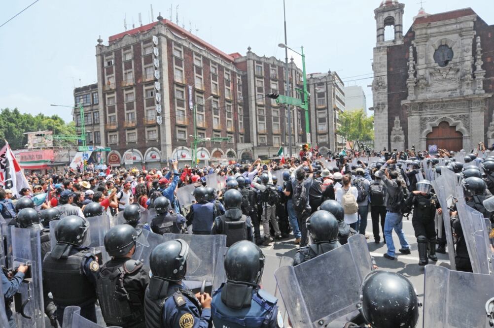 Según las quejas recibidas por la Comisión de Derechos Humanos se abusó de la autoridad deteniendo a manifestantes arbitrariamente (ARCHIVO EL UNIVERSAL)