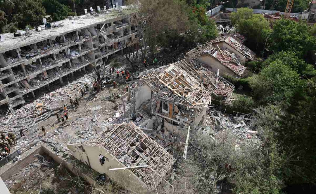 Equipos de emergencia israelíes trabajan en el lugar del ataque con misiles iraníes contra un complejo residencial en Tel Aviv, Israel, el 22 de junio de 2025. Israel e Irán han estado intercambiando disparos desde que Israel lanzó ataques en Irán el 13 de junio de 2025 como parte de la Operación "León Ascendente". Foto: EFE