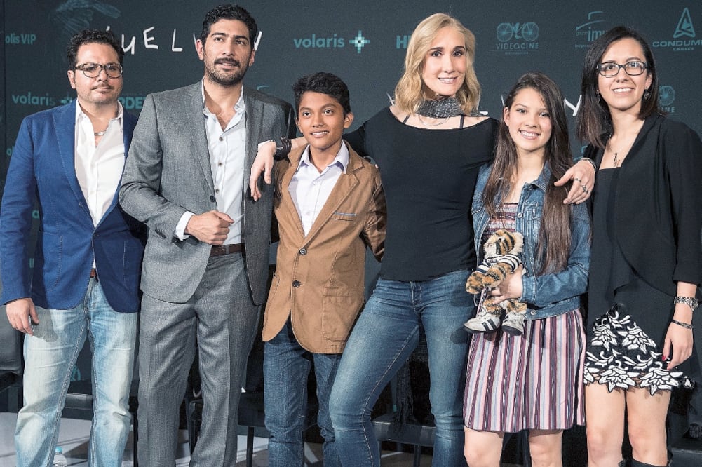 La directora Issa López (al centro) posa con parte del reparto de la cinta, que estelarizan dos pequeños actores (CRISTOPHER ROGEL. EL UNIVERSAL)