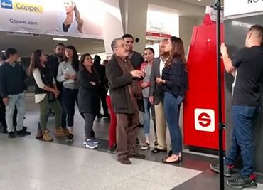 Captan a Pedro Sola en el tren suburbano de Buenavista