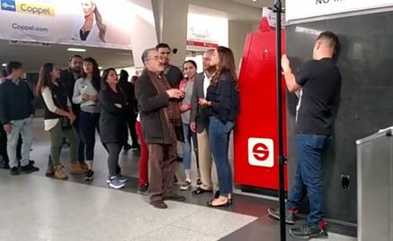 Captan a Pedro Sola en el tren suburbano de Buenavista