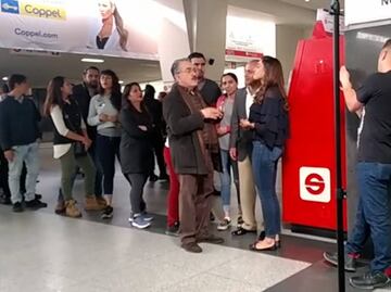 Captan a Pedro Sola en el tren suburbano de Buenavista