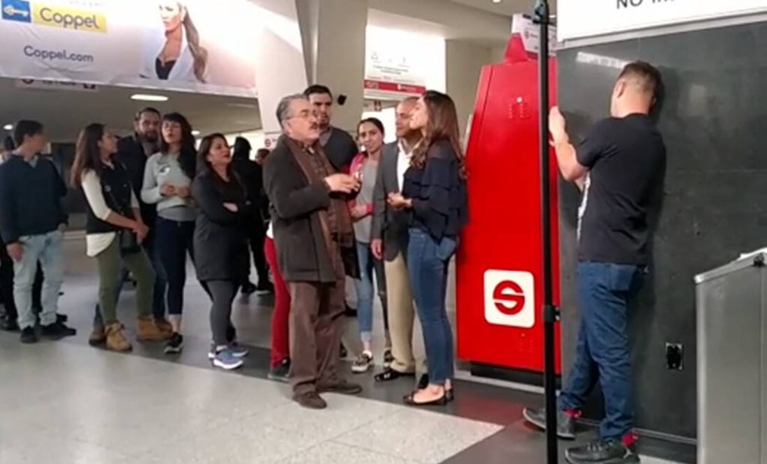 Sola llamó la atención de la gente que pasaba por el suburbano FOTO: ARACELI GARCÍA / EL UNIVERSAL