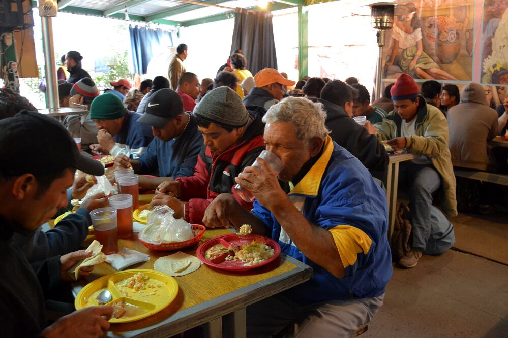 En los comedores que existen en la entidad se da atención por igual a migrantes mexicanos como a población centroamericana que fueron deportados o van de paso en su intento por cruzar rumbo a Estados Unidos. (AMALIA ESCOBAR)