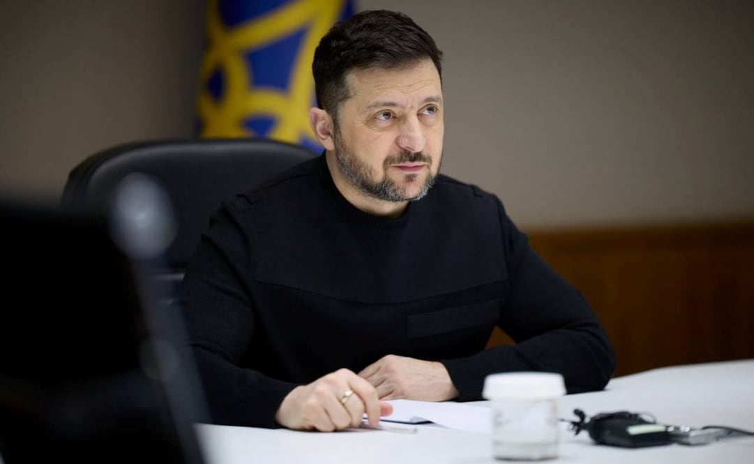 El presidente ucraniano, Volodímir Zelensky, declaró al término de los contactos mantenidos por ucranianos, rusos y estadounidenses en Ginebra que las partes implicadas han conseguido progresos a la hora de definir los mecanismos de verificación de un eventual alto el fuego para el que, sin embargo, sigue sin haber acuerdo. "Los militares saben cómo monitorizar un alto el fuego y el final de la guerra para cuando haya voluntad política", dijo Zelenski en un mensaje de voz enviado a los periodistas, en el que señala también que no se han logrado avances en la parte "política" de las negociaciones. Foto: EFE