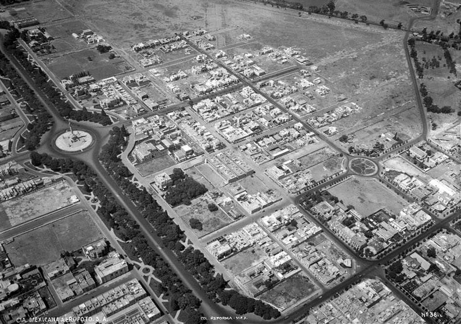 La colonia Cuauhtémoc y sus alrededores en una vista aérea de 1932, cuando aún había amplios terrenos baldíos en esta zona. A la izquierda se encuentra el Paseo de la Reforma, donde destaca la inconfundible glorieta del Monumento a la Independencia. Imagen: ICA/Aerofoto