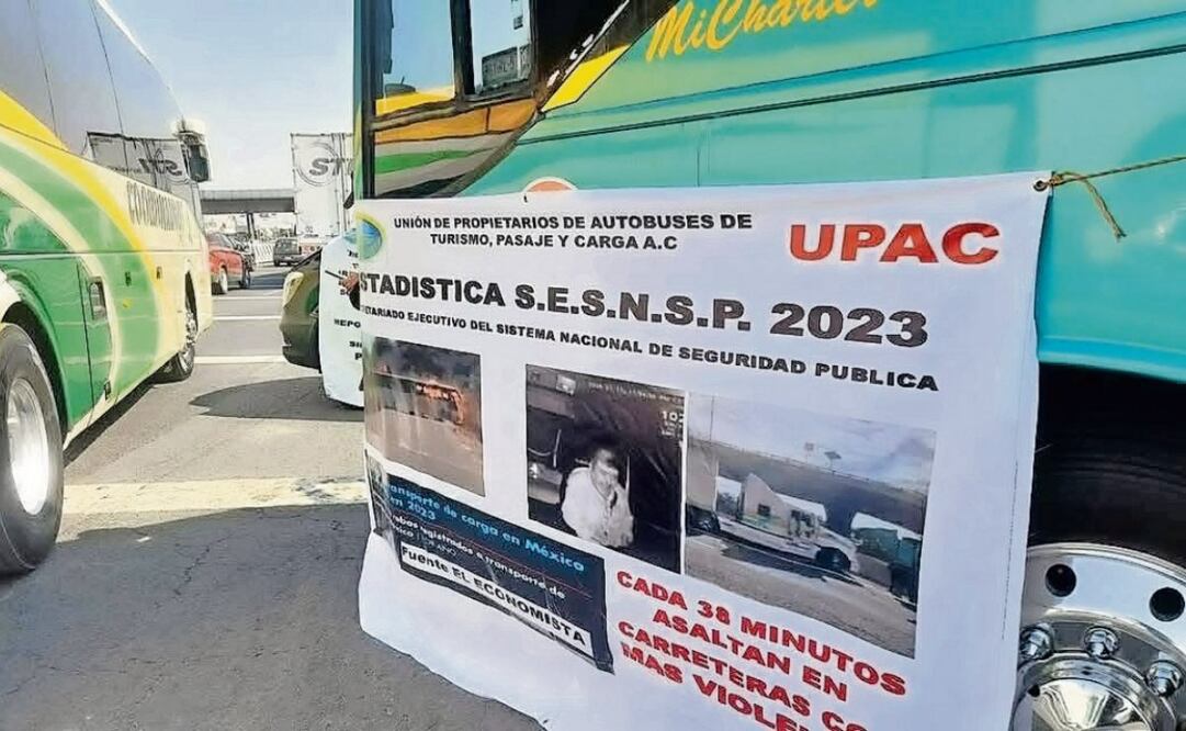 En pancartas, los transportistas dicen: “Basta de violencia, asesinatos e incendio de unidades” . Especial