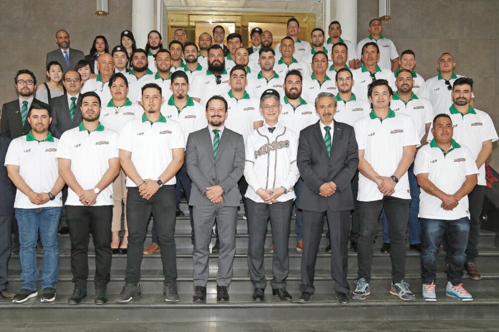 El embajador de Japón en México, Yasushi Takase, recibió a la Selección Mexicana de Beisbol, para estrechar lazos. Foto: AGUSTÍN SALINAS. EL UNIVERSAL