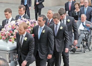 Miles despiden en EU a Barbara Bush