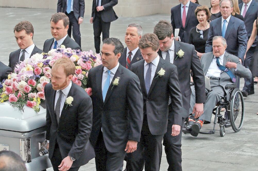 El féretro de Barbara Bush, durante el funeral realizado ayer en Texas y en el que participó, además de la familia Bush en pleno, unas mil 500 personas, incluyendo los ex mandatarios Bill Clinton y Barack Obama. (RICHARD CARSON. REUTERS)