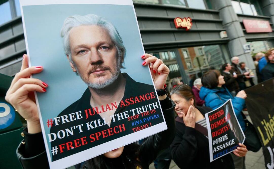 Varias personas protestan frente a la embajada británica para pedir la liberación del fundador de WikiLeaks, Julian Assange, en Bruselas (Bélgica) (Foto: EFE)
